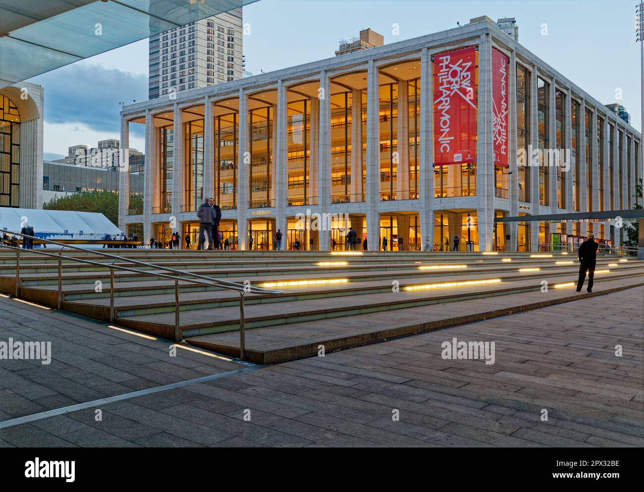 Lincoln Center à l'aube : David Geffen Hall, sur Josie Robertson Plaza, avec Metropolitan Opera House à gauche (2016) Banque D'Images