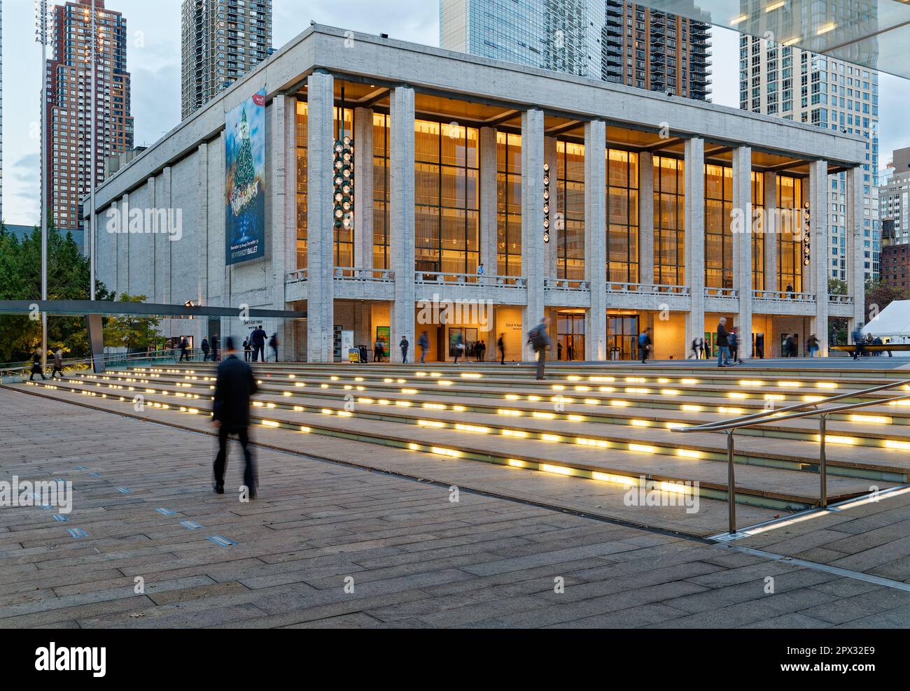 Lincoln Centre à l'aube : David H. Koch Theatre, sur Josie Robertson Plaza, avec Metropolitan Opera House à droite (2016). Banque D'Images