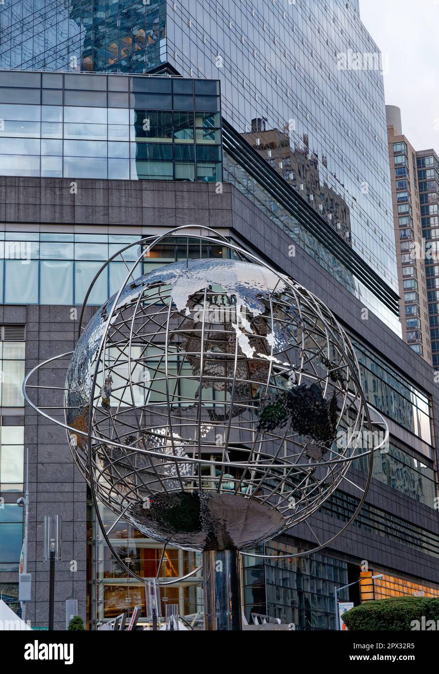 Le Globe Sculpture de Kim Brandell en toile de fond de Shops at Columbus Circle, où Broadway et Central Park West se croisent. Banque D'Images