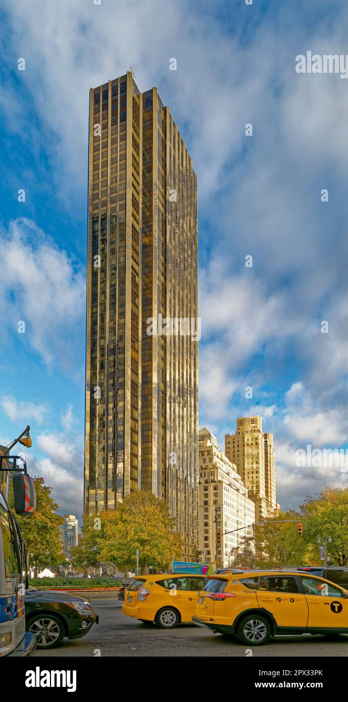 Le Trump International Hotel & Tower domine Columbus Circle. Banque D'Images