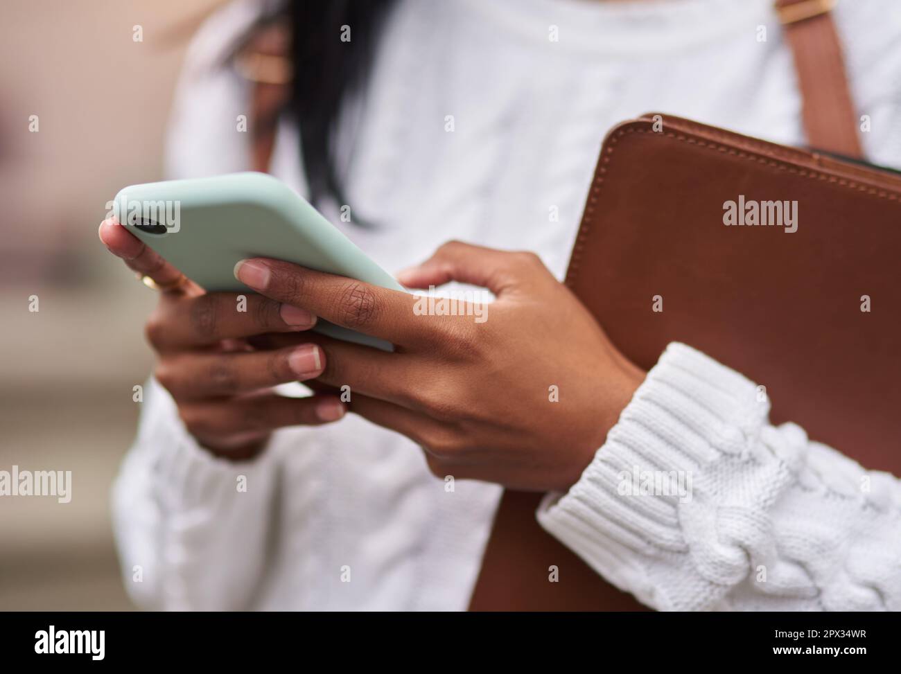Vous pouvez tout faire avec le bon appareil. une jeune femme utilisant son téléphone  portable pendant qu'elle est en ville Photo Stock - Alamy