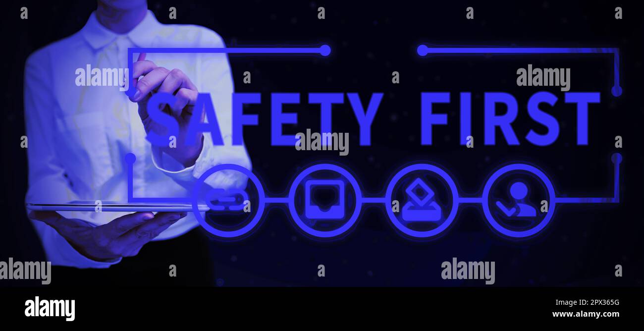 Affiche indiquant la sécurité d'abord, concept signifiant éviter tout risque inutile. En ligne, soyez prudent Banque D'Images
