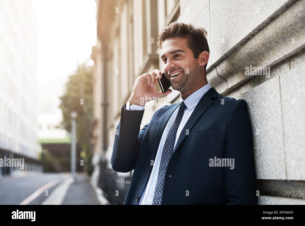 Mon parcours est en route. un beau jeune homme d'affaires parlant sur