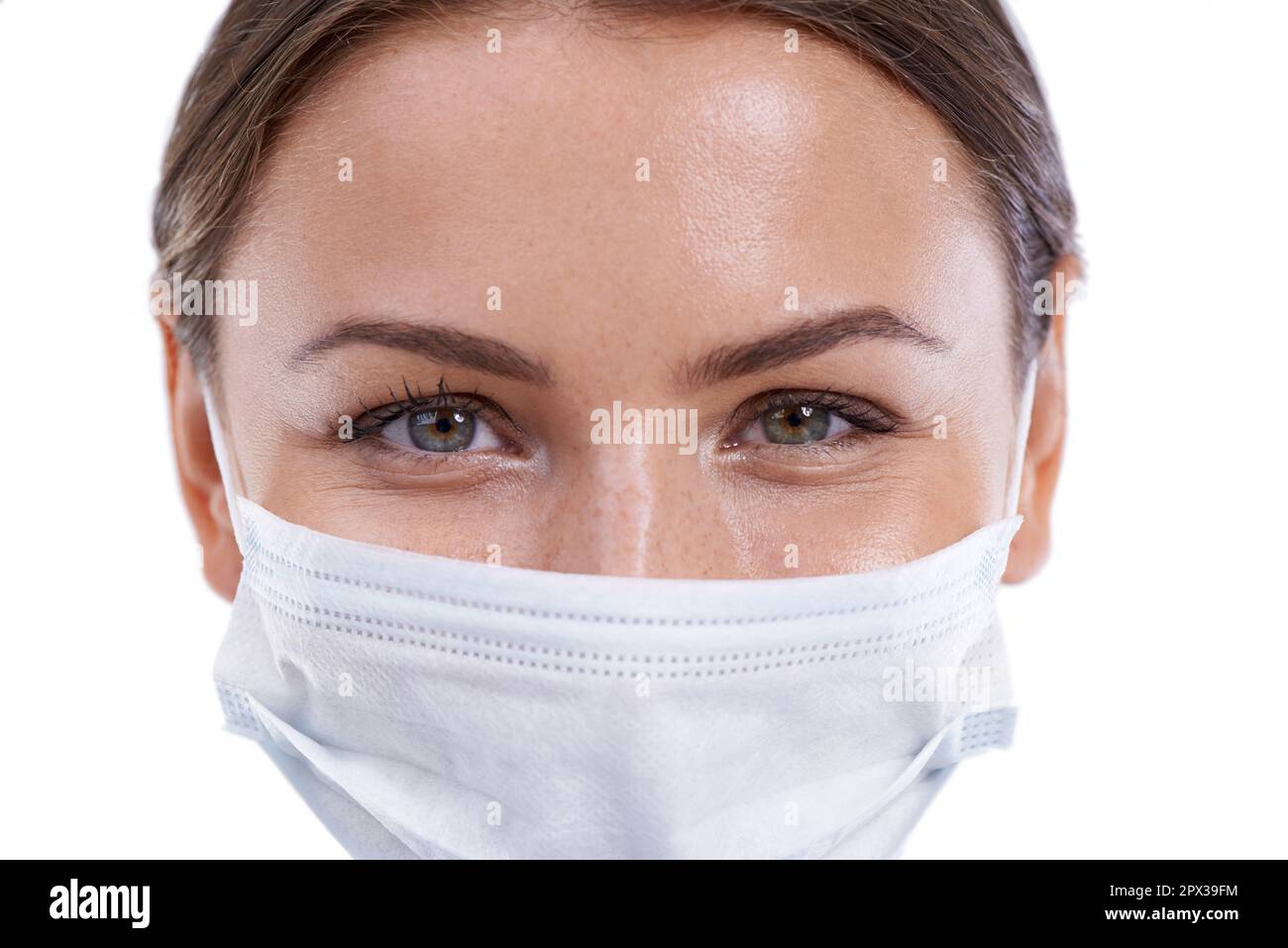 Vous êtes entre des mains sûres. Une image de gros plan d'un beau chirurgien portant un masque chirurgical. Banque D'Images