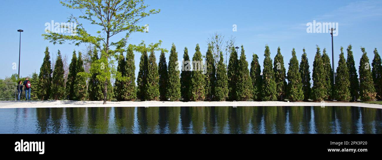 Toronto, Canada - 23 mai 2015 : reflet du jardin à arbres dans un bâtiment contemporain Banque D'Images