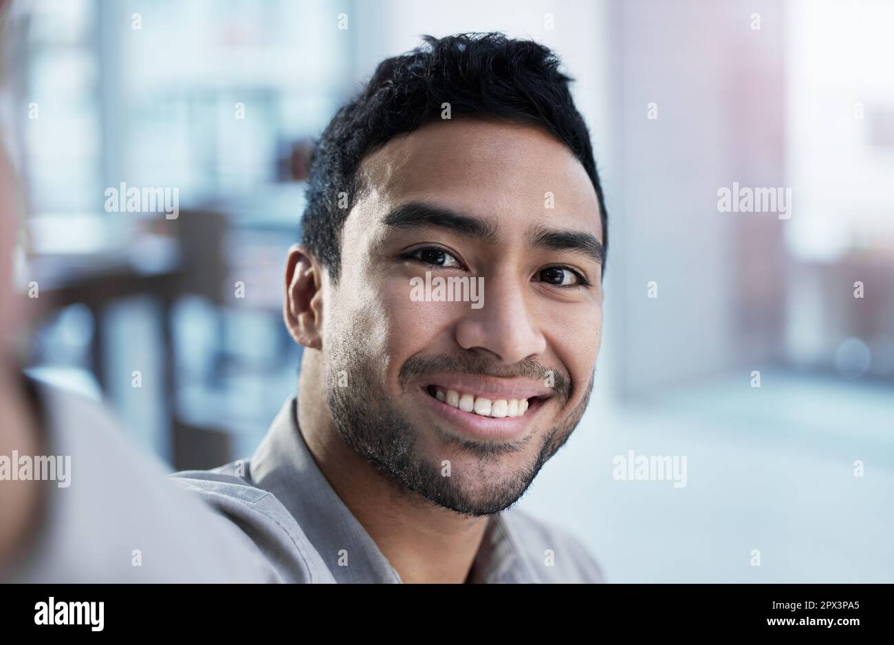 Réglage de ma webcam. un jeune agent de service à la clientèle beau assis  seul dans le bureau et prenant un selfie Photo Stock - Alamy