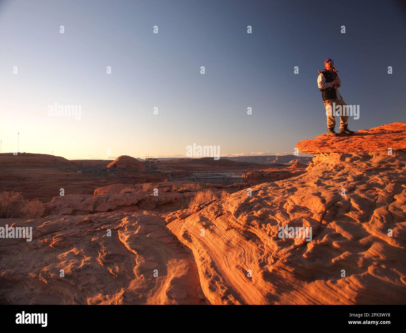 Navajo Indian au coucher du soleil près du barrage de Glen Canyon surplombent à page, Arizona. Jouer un instrument semblable à une flûte qui était très calmant et émotionnel. Banque D'Images