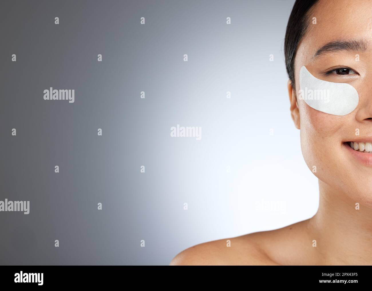 Beauté, masque d'oeil et collagène soin de la peau portrait de femme heureux au sujet de la santé, le bien-être et la dermatologie studio mockup arrière-plan. Modèle asiatique fille avec Banque D'Images