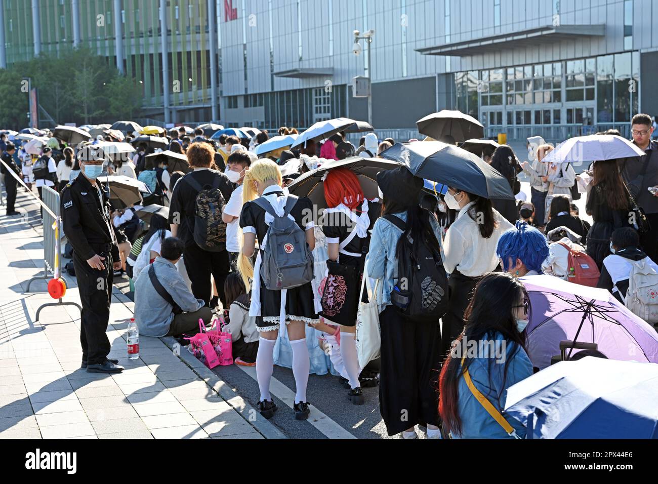 SHANGHAI, CHINE - 2 MAI 2023 - les gens font la queue devant le marché ACG CP29 le matin de son ouverture à Shanghai, Chine, 2 mai 2023. Banque D'Images