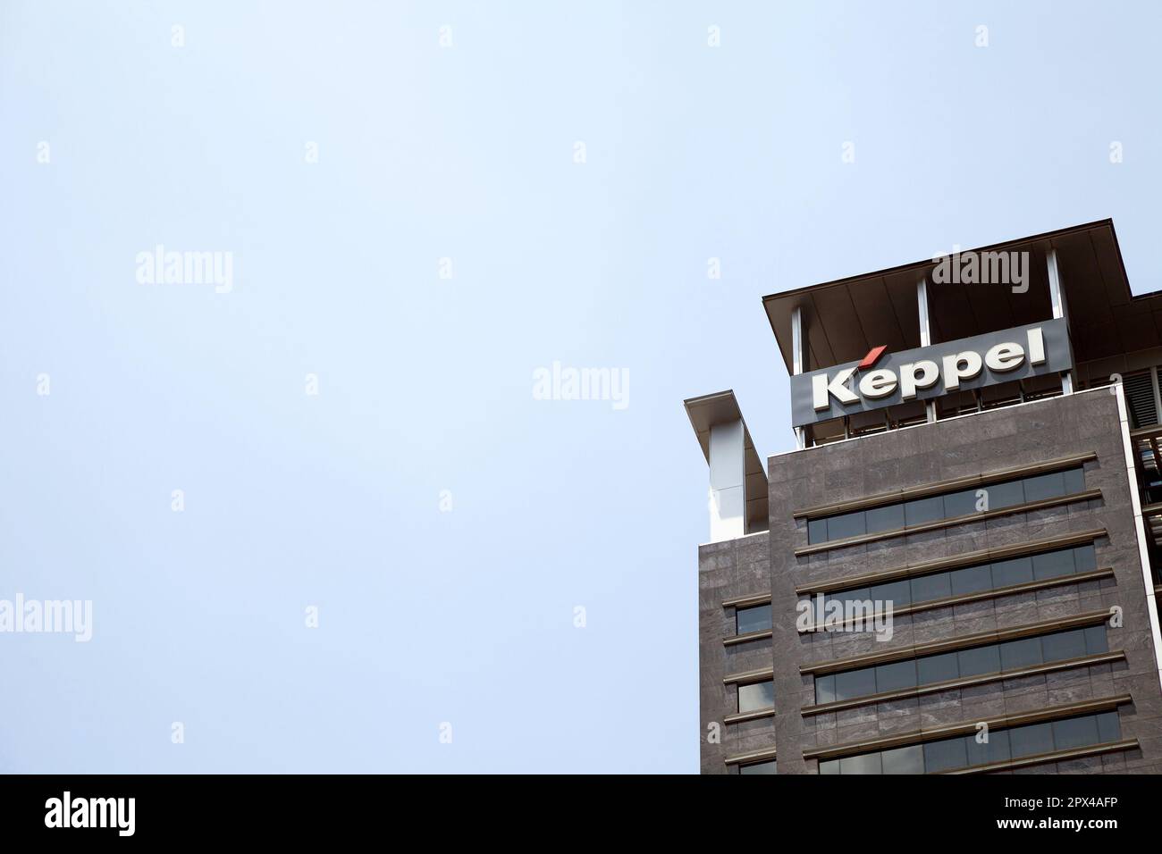 Ho Chi Minh ville, Vietnam - 1 mai 2023: Signe commercial avec logo de la société Keppel sur le dessus d'un bâtiment. Publicité de conglomérat singapourien Banque D'Images