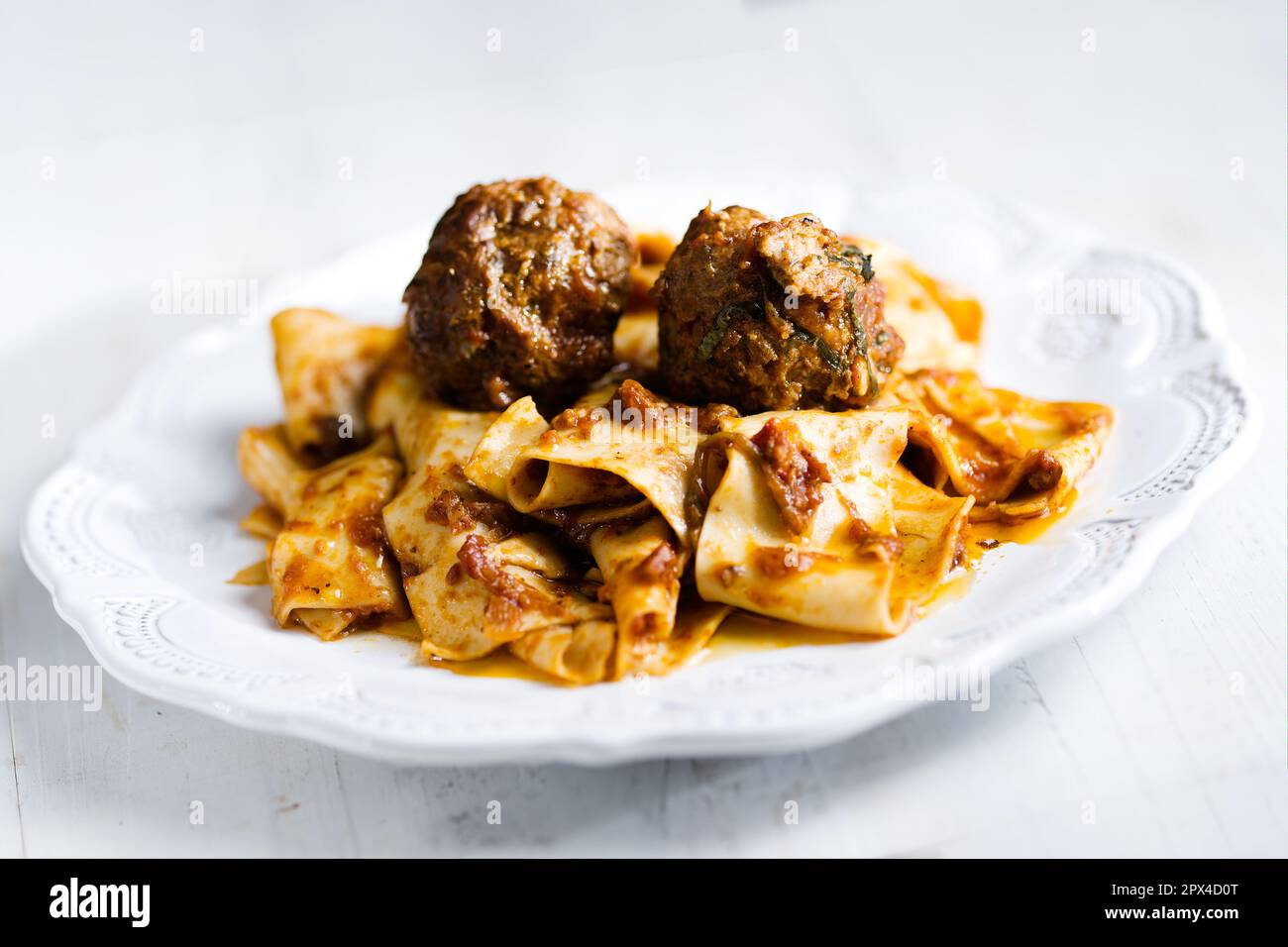 cuisine italienne rustique de confort traditionnel pappardelle dans la sauce bolognaise meatball Banque D'Images