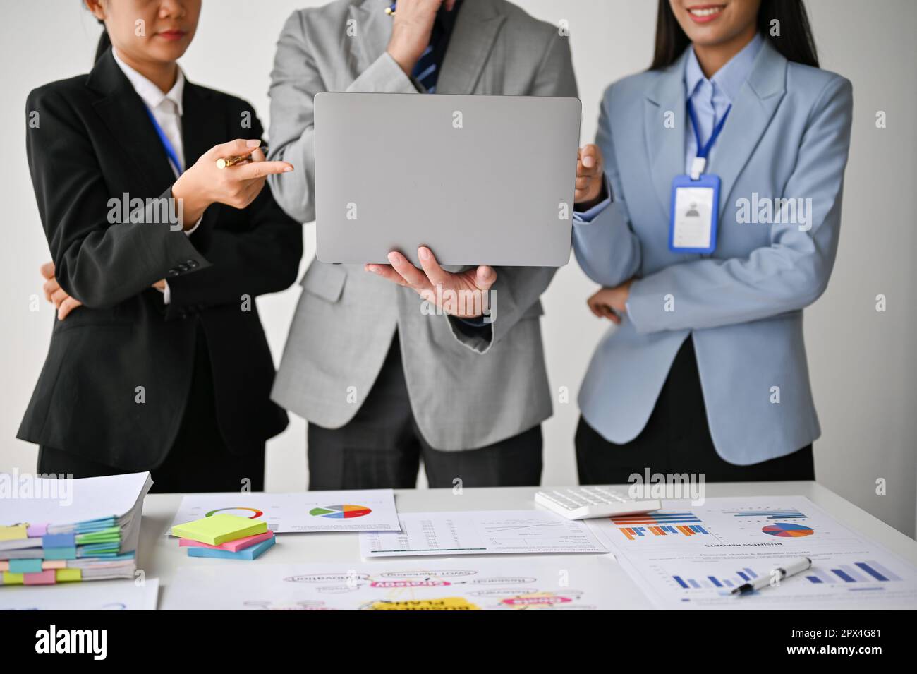 Image rognée d'hommes d'affaires asiatiques professionnels debout devant la réunion, présentant ou petant leur projet aux membres du conseil d'administration. Banque D'Images