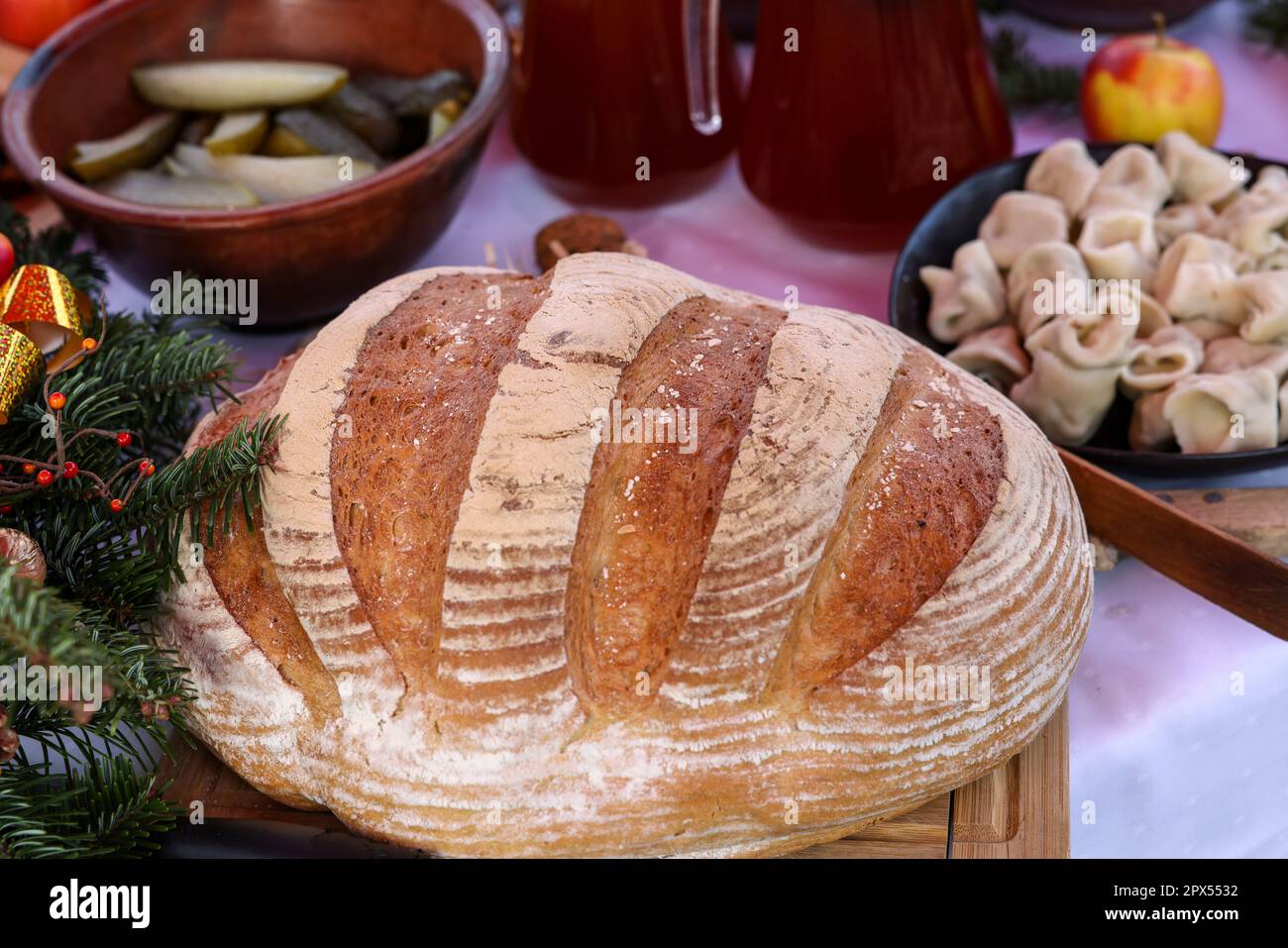 La nourriture sur la table de Noël la décoration avec arbre de Noël Banque D'Images