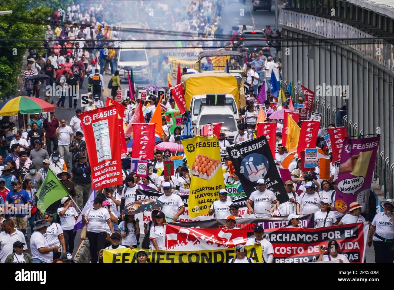 San Salvador, El Salvador. 01st mai 2023. Les manifestants défilent lors de la journée internationale des travailleurs contre le gouvernement salvadorien alors que le président d'El Salvador Nayib Bukele insiste pour sa réélection jugée inconstitutionnelle par l'opposition, le coût élevé de la vie et les violations des droits de l'homme. (Photo de Camilo Freedman/SOPA Images/Sipa USA) crédit: SIPA US/Alay Live News Banque D'Images