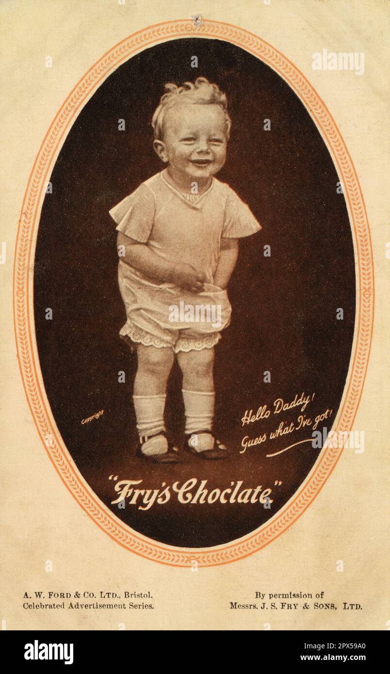 Publicité au chocolat de Fry's, enfant riant avec du chocolat caché dans les vêtements, carte postale publicitaire début 1900s. Banque D'Images