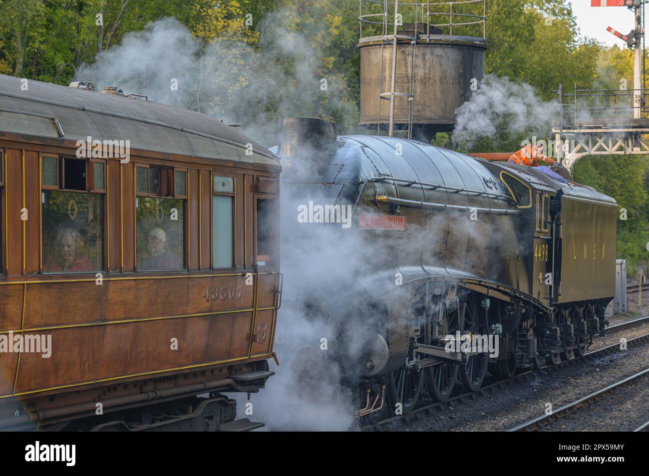 La célèbre locomotive à vapeur Sir Nigel Gresley, présentée ici à Grosmont, sur le chemin de fer North Yorkshire Moors, dans le North Yorkshire. Banque D'Images