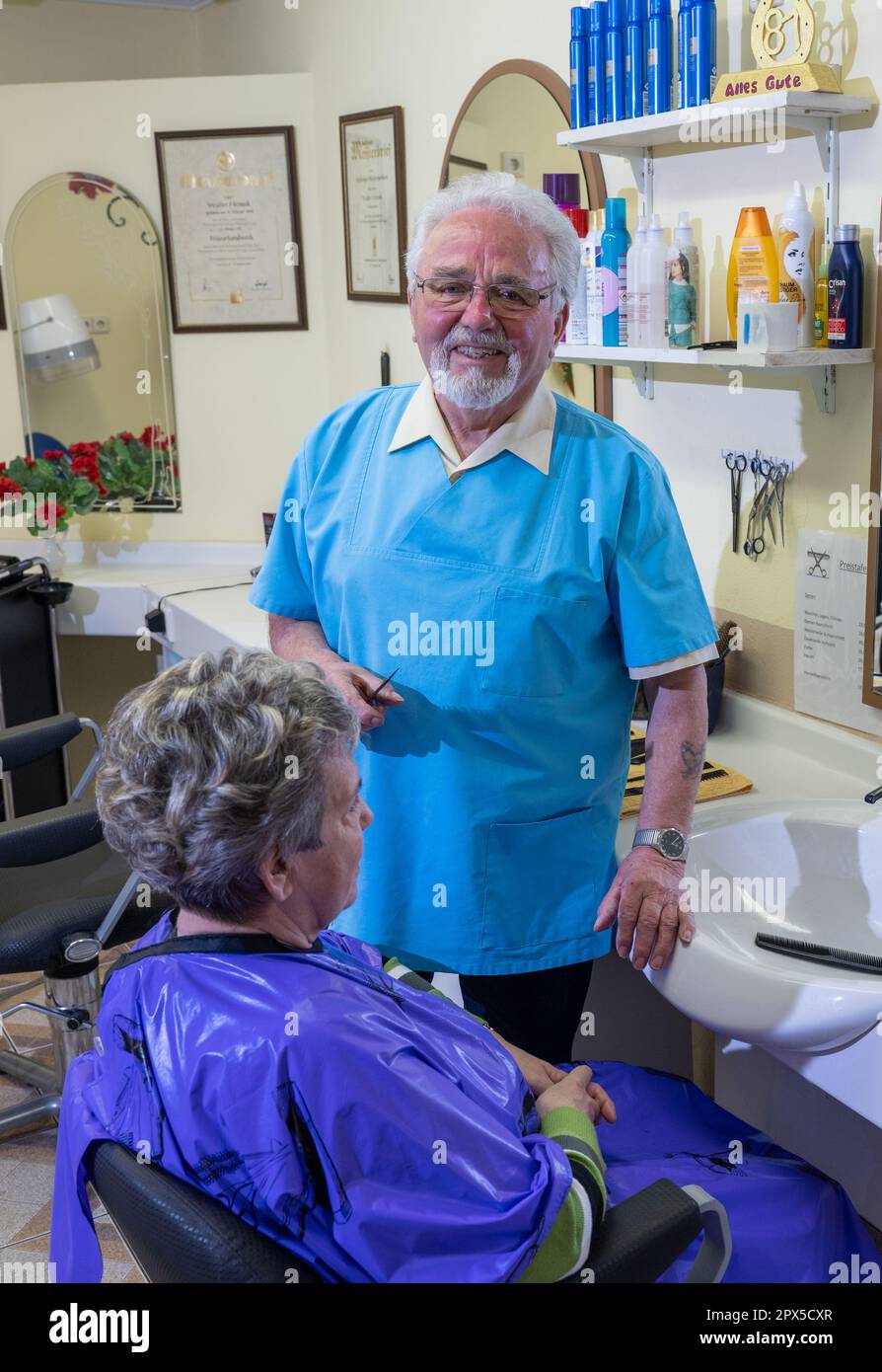 PRODUCTION - 25 avril 2023, Saxe-Anhalt, Wolferstedt: Le coiffeur ...