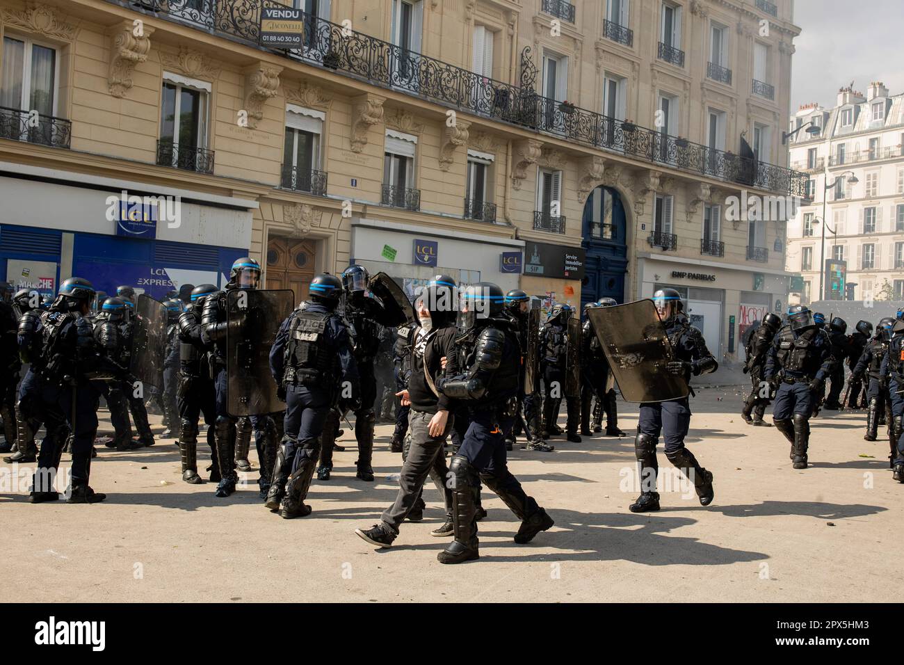 Paris, France. 27th janvier 2023. Un policier arrête un des manifestants lors d'une manifestation sur la place de la Nation. Les manifestations concernant l'augmentation de l'âge de la retraite (de 62 à 64 ans) se poursuivent aujourd'hui à l'occasion du jour de mai (Journée internationale du travail) à Paris, qui se sont transformés en affrontements entre les manifestants et la police. (Photo de Marco Cordone/SOPA Images/Sipa USA) crédit: SIPA USA/Alay Live News Banque D'Images