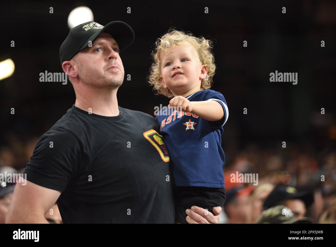 Les fans d'Astros pendant le match de MLB entre les Phillies de Philadelphie et les Astros de Houston vendredi, 28 avril 2023, à la minute Maid Park à Houston, te Banque D'Images