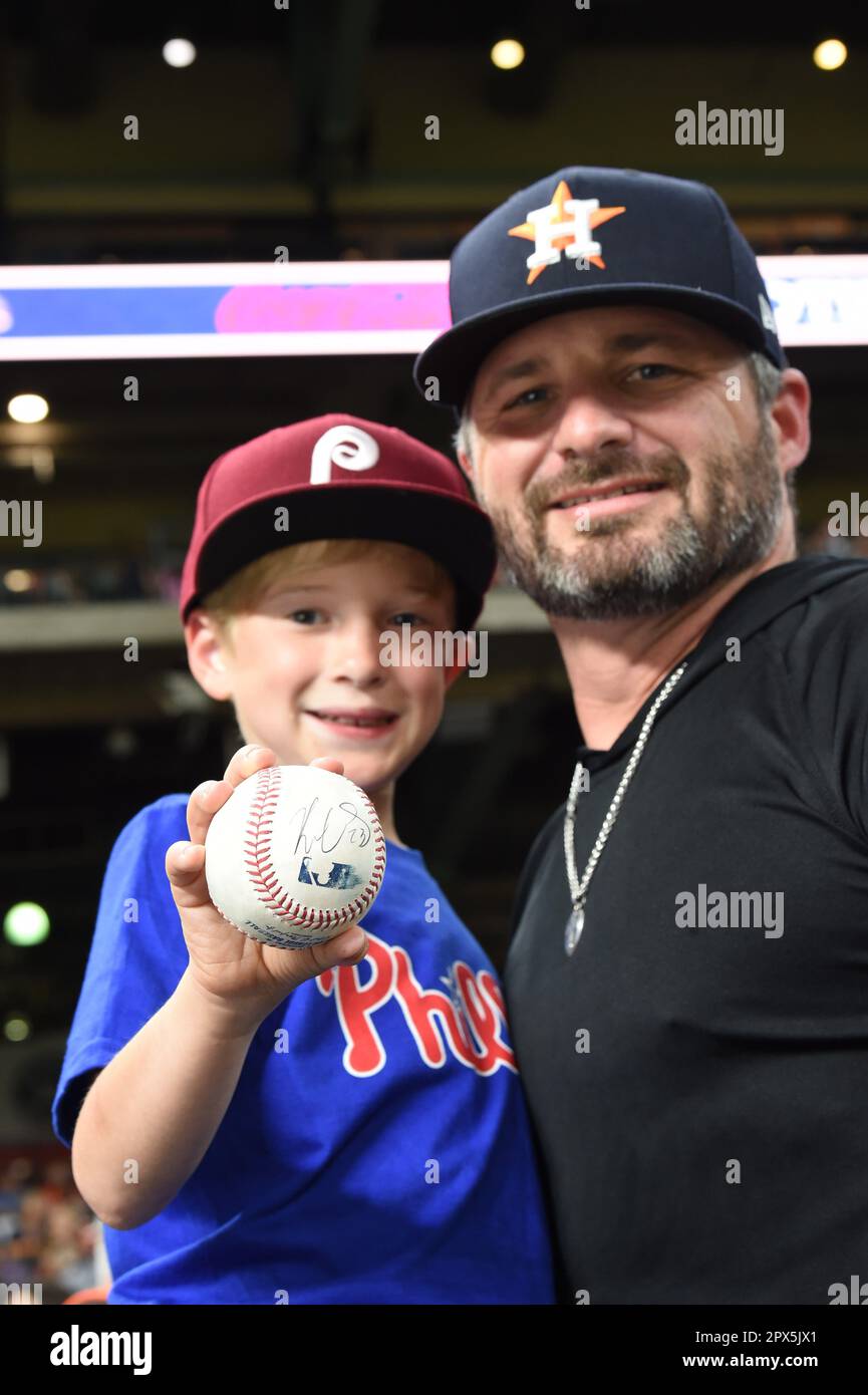 Les fans d'Astros et de Phillies pendant le match de MLB entre les Phillies de Philadelphie et les Astros de Houston vendredi, 28 avril 2023, à la minute Maid Park i Banque D'Images