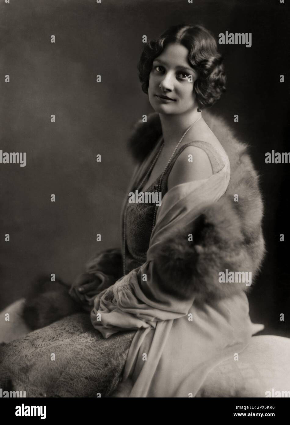 1930 , décembre , BELGIQUE : Reine ASTRID de BELGIQUE ( née princesse de Suède , 1905 - 1935 ). Photo de EVA BARRETT ( 1879 - 1949 ), Roma , Italie . - Maison du BRABANT - BRABANTE - REGINA - royauté belge - nobili - nobiltà - principessa reale - BELGIO - portrait - SVEZIA - HISTOIRE - FOTO STORICHE - MODE - MODA FEMMINILE - fourrure - pelliccia - collier - collana - Collo - cou - ANNI TRENTA - 30's - '30 --- Archivio GBB Banque D'Images