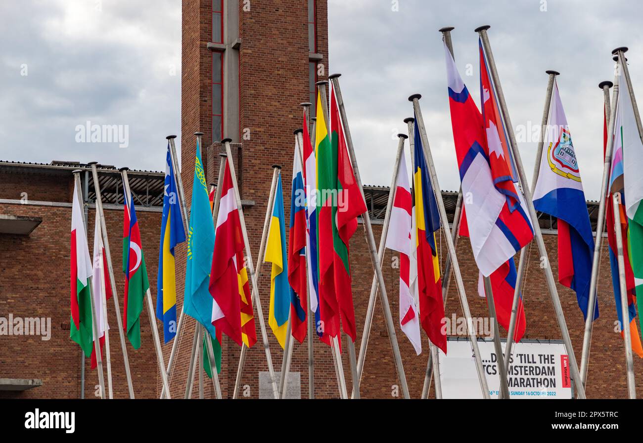 Une photo de nombreux drapeaux de pays devant le stade olympique dans le cadre de l'édition 2022 du Marathon d'Amsterdam. Banque D'Images