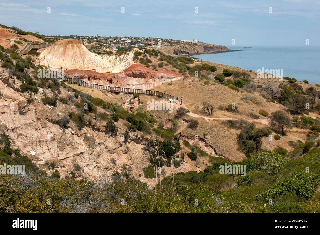 Vue sur le parc naturel de Hallett Cove à Adélaïde, en Australie méridionale, en regardant vers le célèbre pain de sucre. Banque D'Images