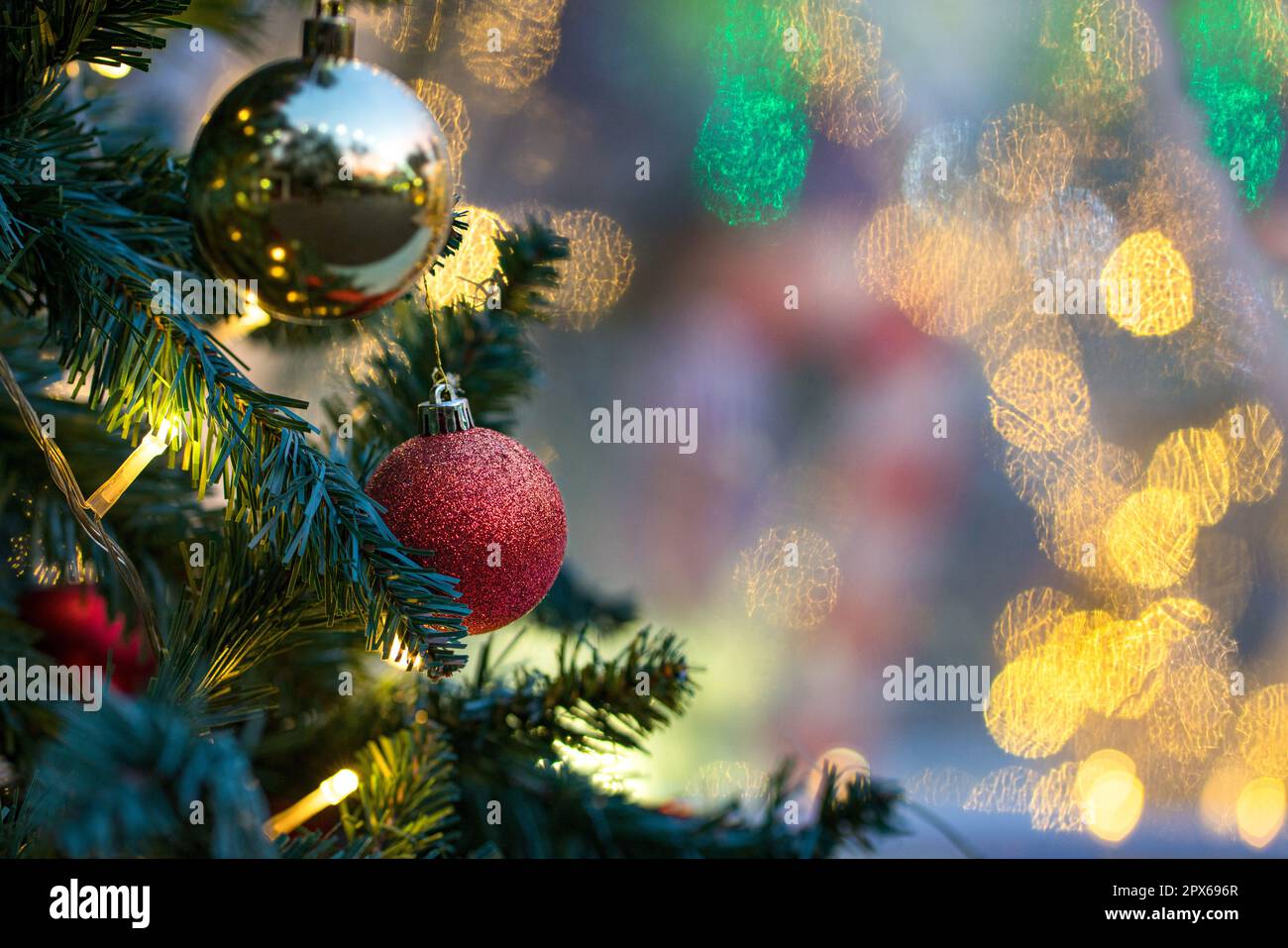 Boules de Noël accrochées sur un arbre avec fond bokeh clair. Copier l'espace. Banque D'Images