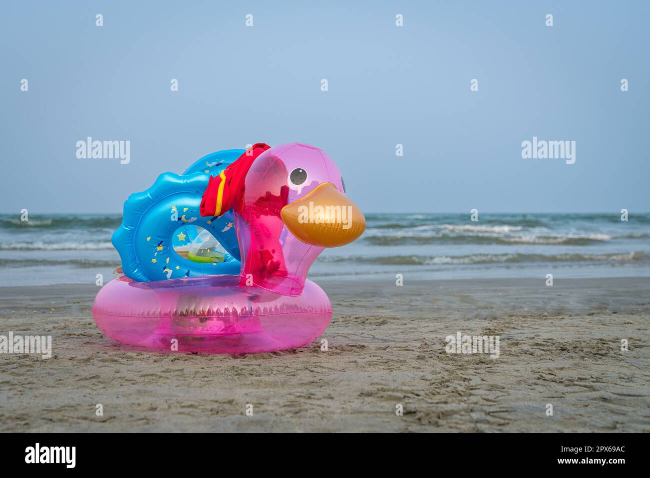 Canard gonflable sur une plage de sable. Mer et ciel bleu à l'arrière-plan. Vacances d'été et concept de vacances. Banque D'Images