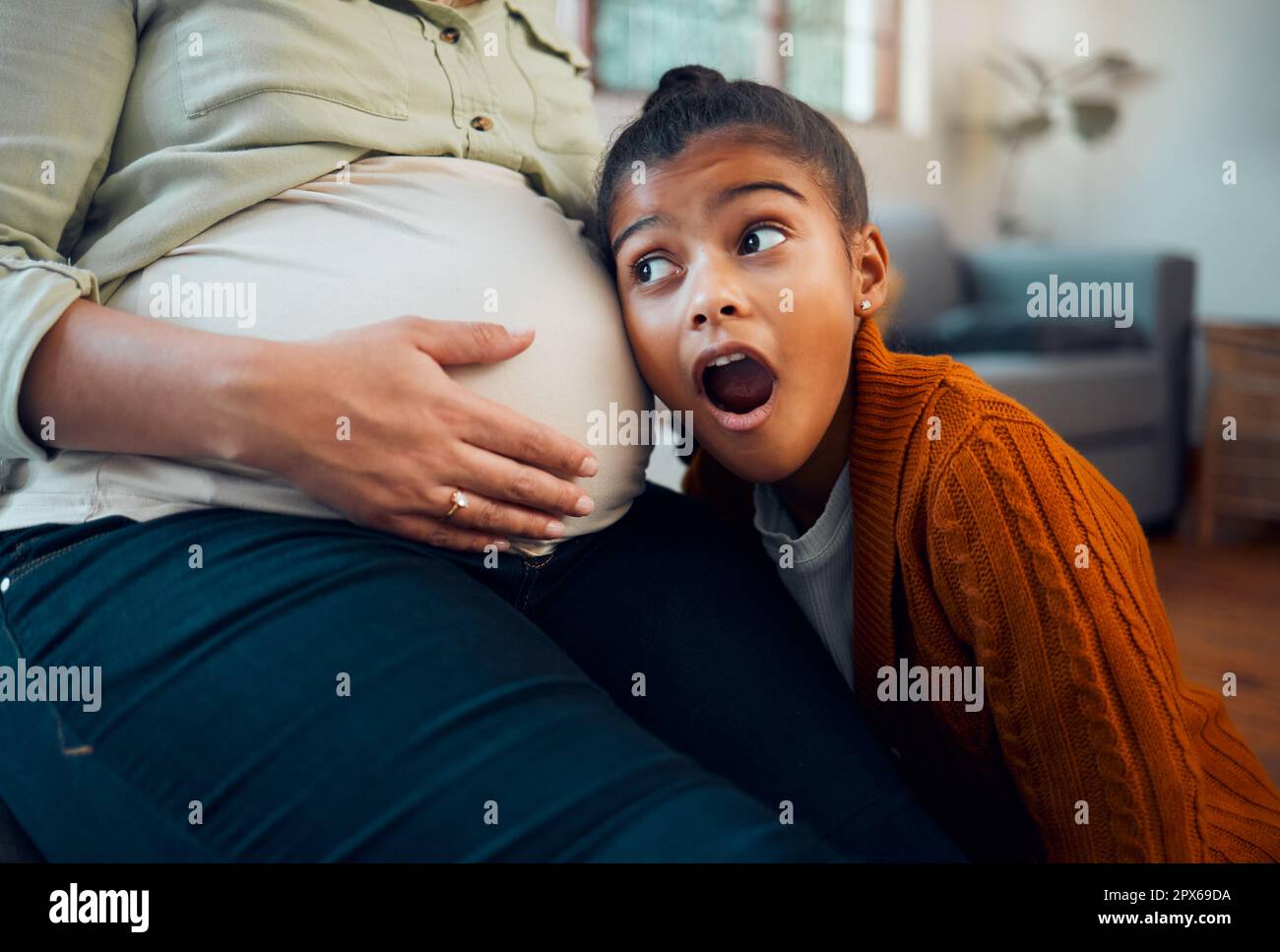 Grossesse, famille et fille avec oreille au ventre avec wow, choc et  expression surprise sur le visage. L'amour, la maison de famille et  l'enfant excité avec pregna Photo Stock - Alamy