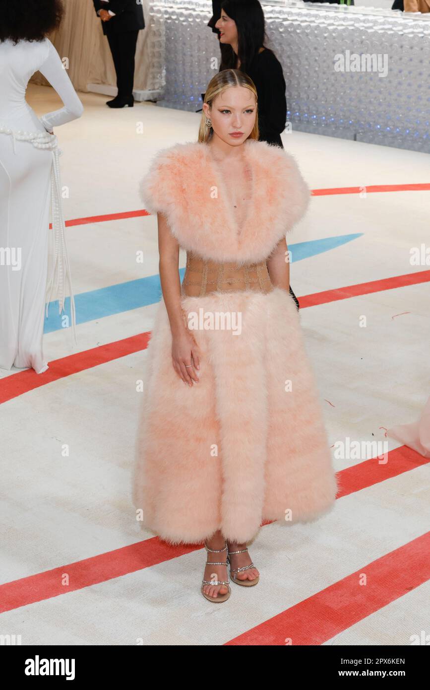 New York, États-Unis. 01st mai 2023. Lila Grace Moss arrive sur le tapis rouge pour le Gala met au Metropolitan Museum of Art pour célébrer l'ouverture de Karl Lagerfeld : une ligne de beauté à New York, lundi, 1 mai 2023. Photo de John Angelillo/UPI crédit: UPI/Alay Live News Banque D'Images