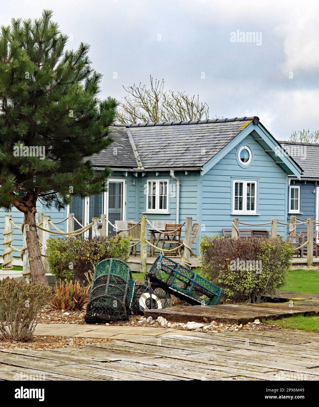 Lodges de vacances dans le Bay Holiday Park près de Filey où ces lodges ont de vieux pots de homard pour l'intérêt et un clin d'œil à l'industrie locale de la pêche Banque D'Images