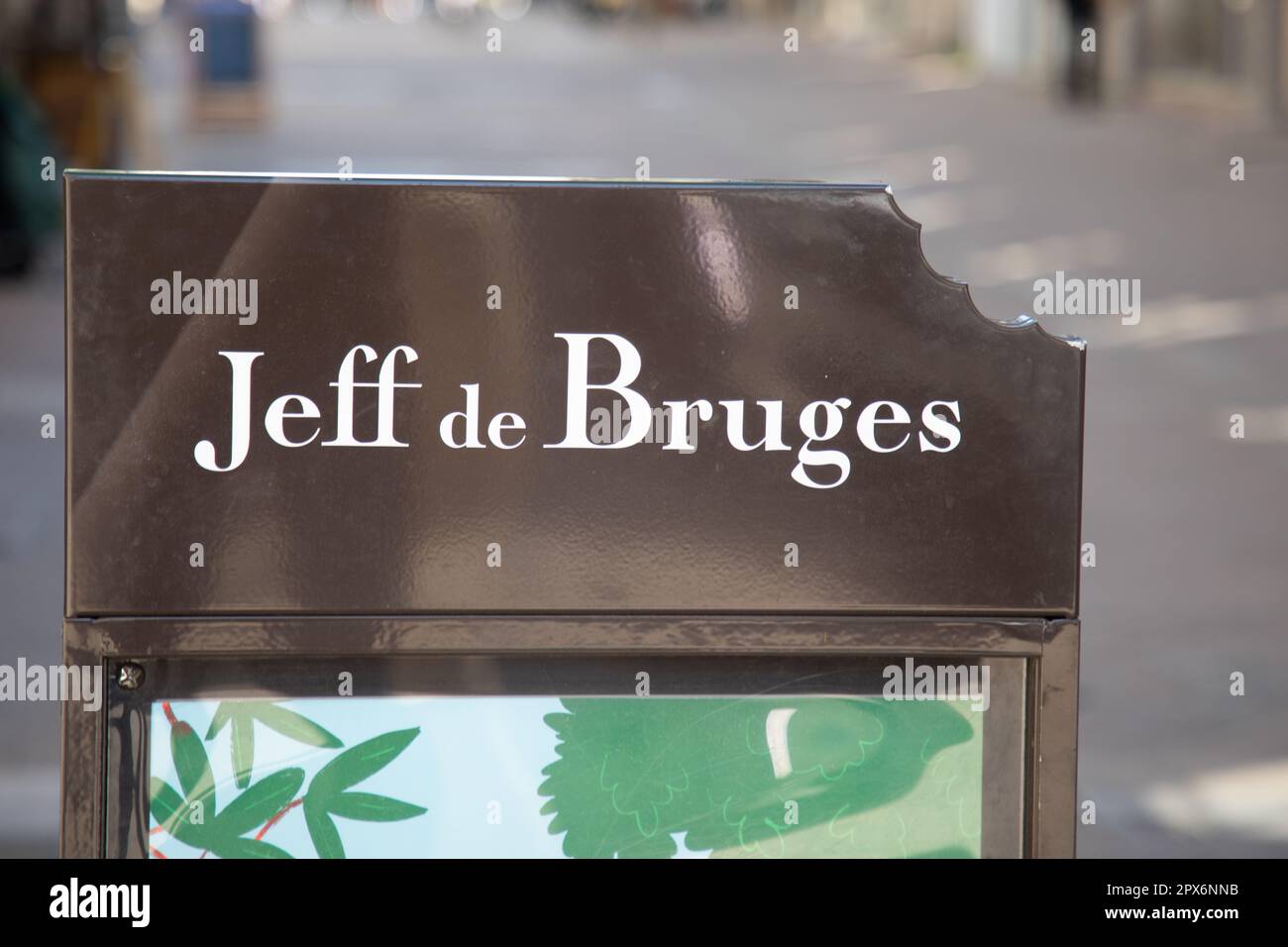 Bordeaux , Aquitaine France - 04 17 2023 : jeff de bruges logo marque et texte enseigne rue magasin chocolaterie boutique de bonbons au chocolat français de Belg Banque D'Images