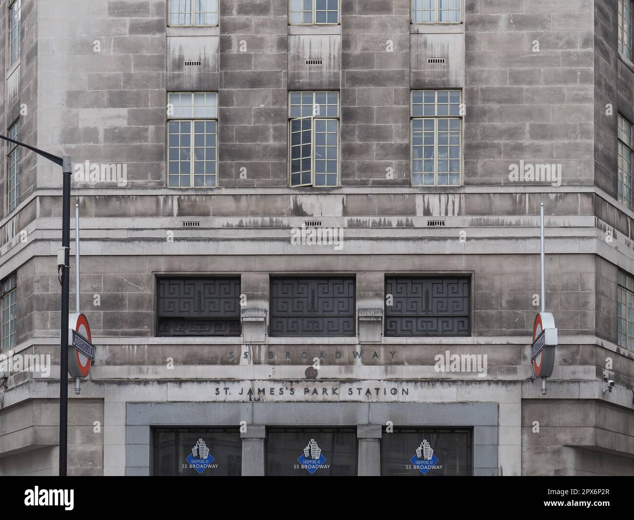 LONDRES, Royaume-Uni - VERS OCTOBRE 2022 : station de métro St James Park alias 55 Broadway Banque D'Images