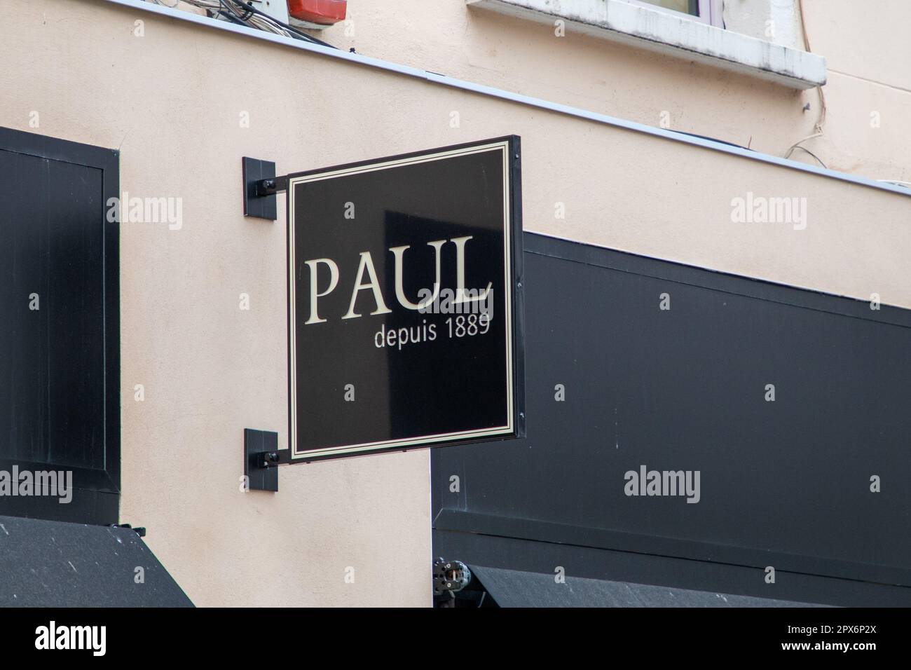lyon , aura France - 04 20 2023 : paul affiche marque et logo de la pâtisserie française Banque D'Images