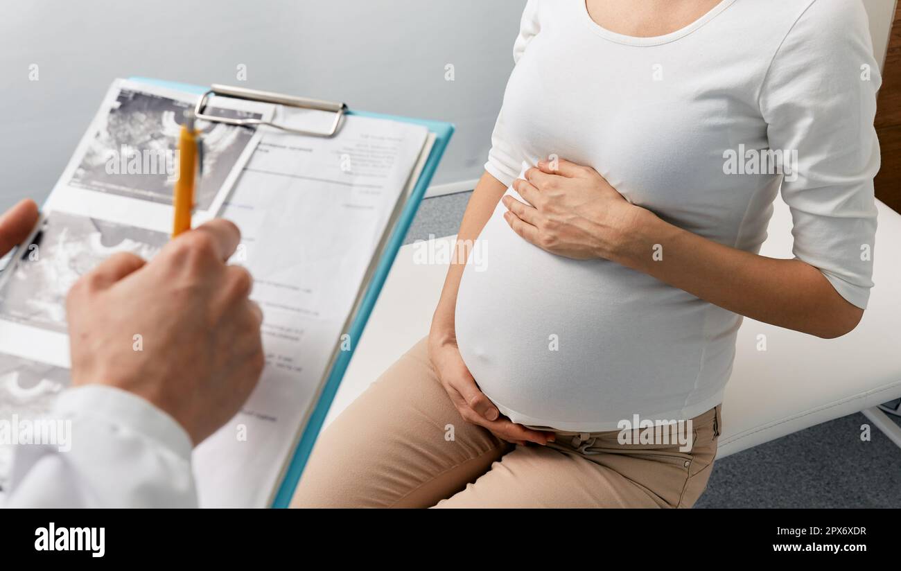 Contrôler l'échographie d'une femme enceinte pendant le rendez-vous d'un obstétricien à l'hôpital Banque D'Images