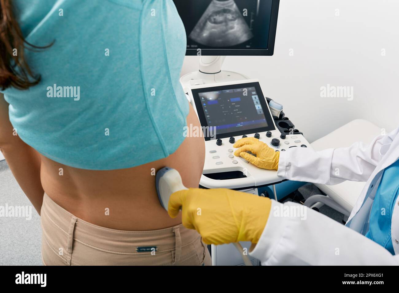Pyélonéphrite pendant la grossesse. Examen échographique des reins pour une femme enceinte avec un spécialiste de l'échographie pendant un examen médical Banque D'Images
