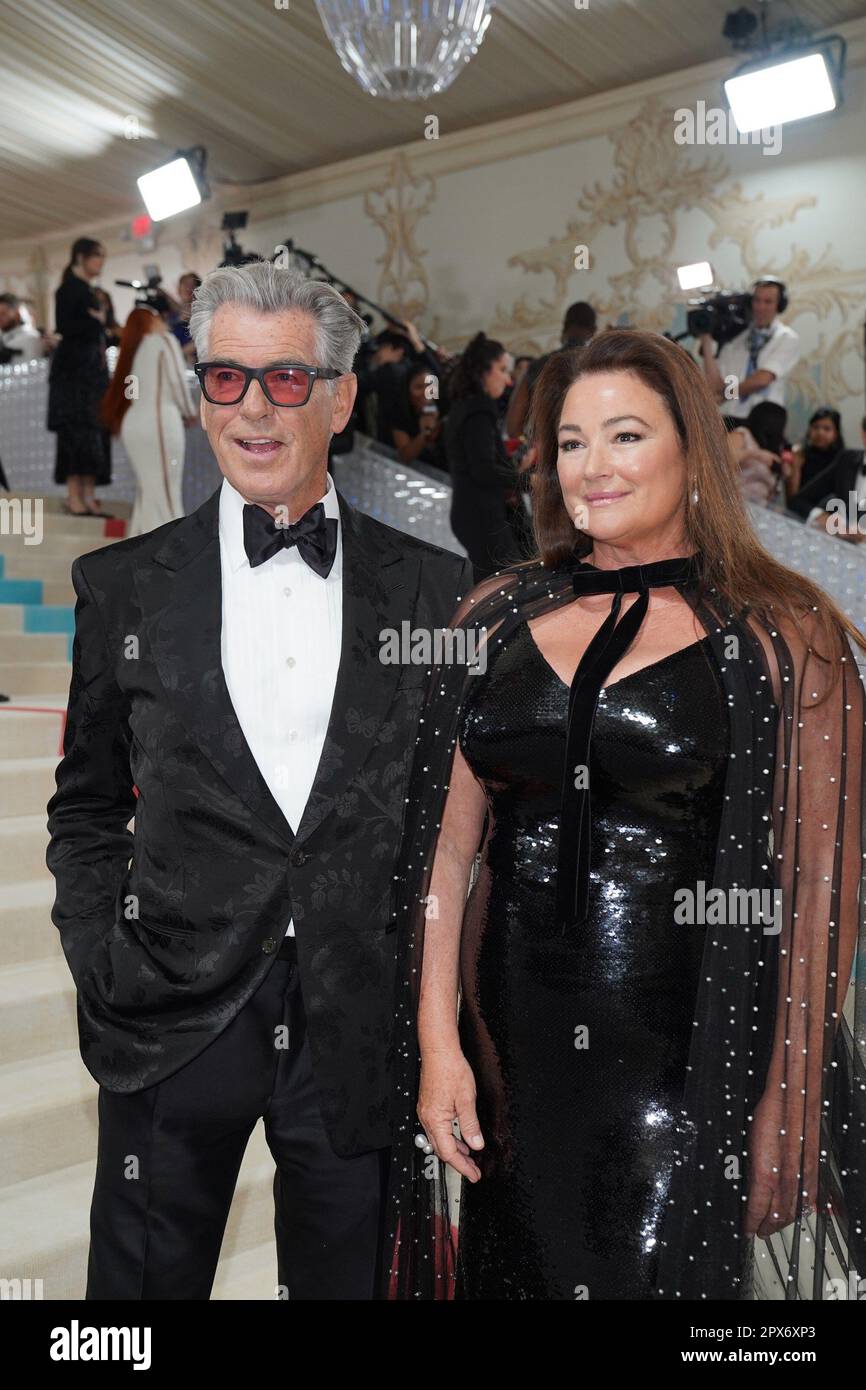 New York, NY, États-Unis. 1st mai 2023. Pierce Brosnan, Keely Shaye Smith aux arrivées pour Karl Lagerfeld : une ligne de beauté - le Costume Institute met Gala - partie 2, le Metropolitan Museum of Art, New York, NY 1 mai 2023. Crédit : Kristin Callahan/Everett Collection/Alay Live News Banque D'Images