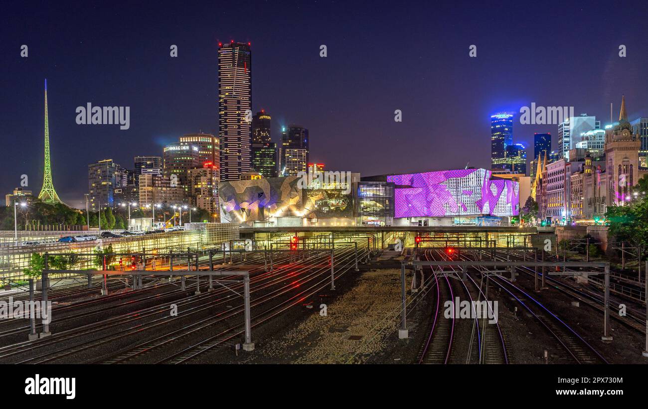 Melbourne, Australie - vue sur la ville, chemin de fer et Federation Square Banque D'Images