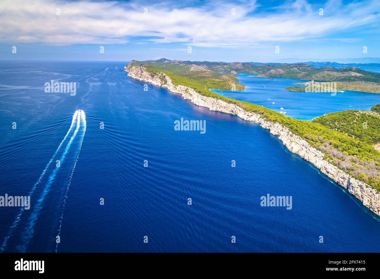 Parc naturel de Telascica falaises sur l'île de Dugi Otok vue aérienne, archipel de Dalmatie en Croatie Banque D'Images