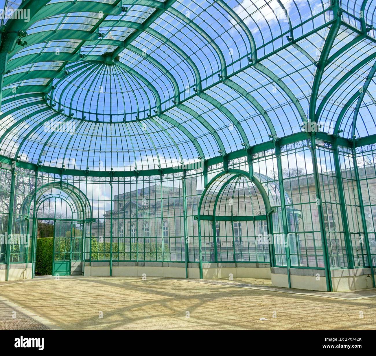 Vue intérieure de l'architecture des serres royales de Laeken - Château royal de Laeken - Bruxelles, Belgique Banque D'Images