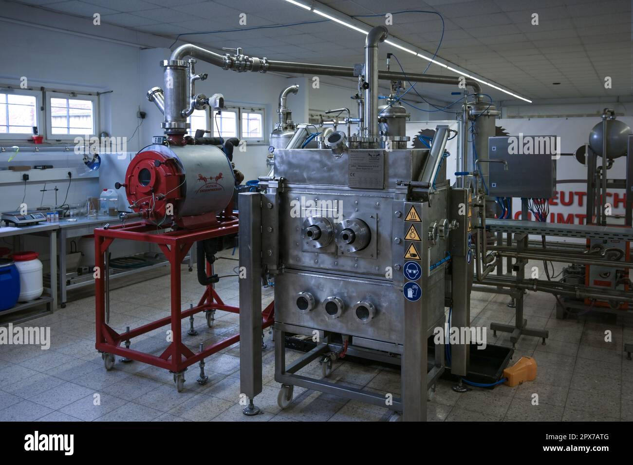 Osterhausen, Allemagne. 28th avril 2023. Un sèche-linge à rouleaux à vide est situé dans le centre technique de Deutsche Vacuuumtrockner GmbH. La société développe des procédés de séchage spéciaux qui permettent le recyclage de matériaux dont les composants seraient autrement inséparables. Ce procédé est également utilisé pour les produits agricoles, l'industrie cosmétique, le secteur alimentaire et l'industrie pharmaceutique. Credit: Heiko Rebsch/dpa/Alay Live News Banque D'Images