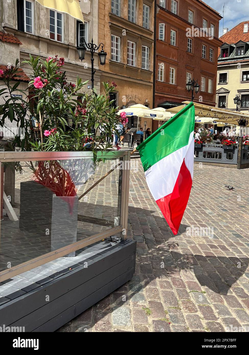 VARSOVIE, POLOGNE - 17 JUILLET 2022 : drapeau de l'Italie qui flotte à l'extérieur par temps ensoleillé Banque D'Images