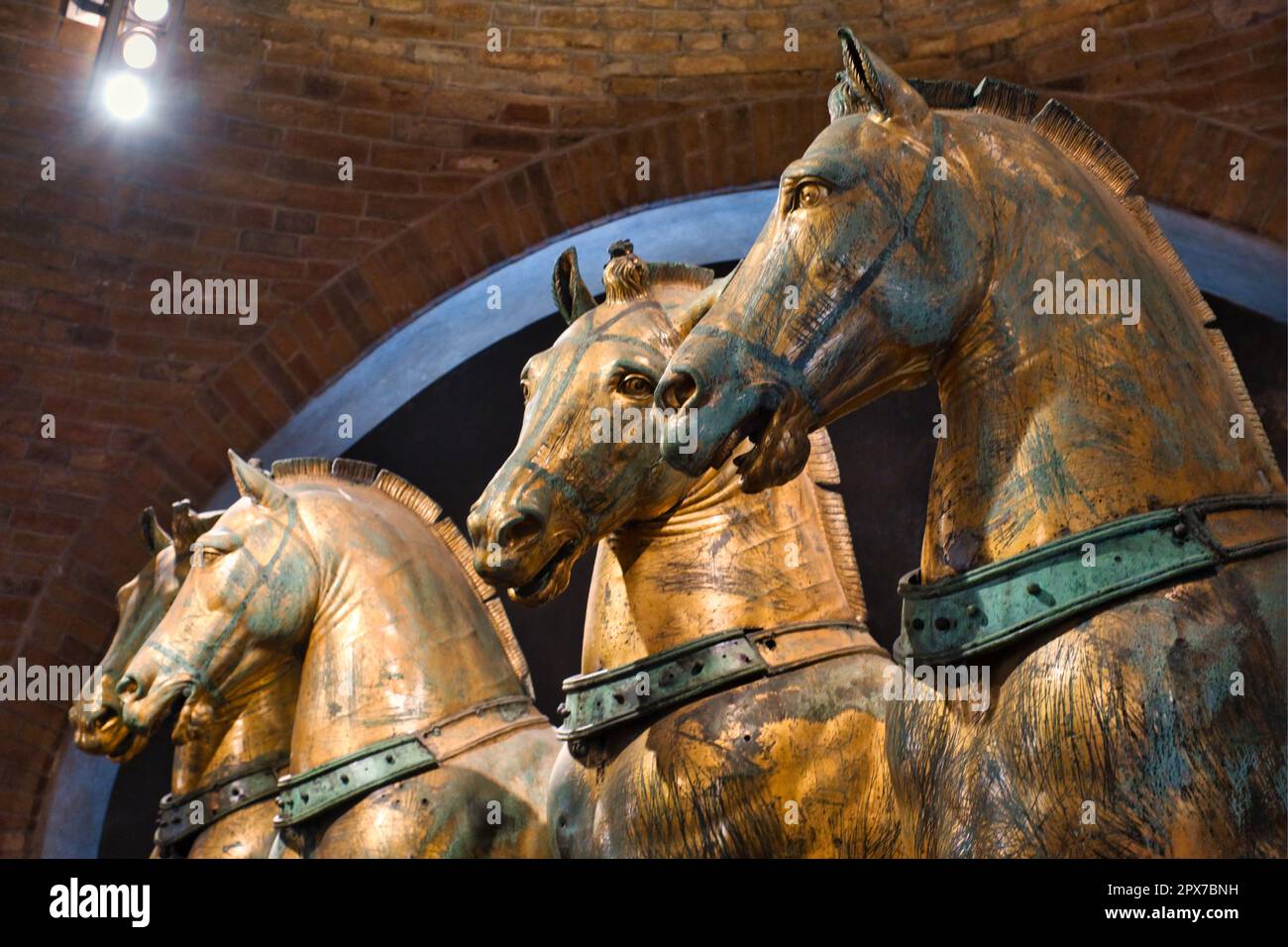 Statues originales de chevaux en bronze doré à l'intérieur de la basilique saint-Marc à Venise Banque D'Images