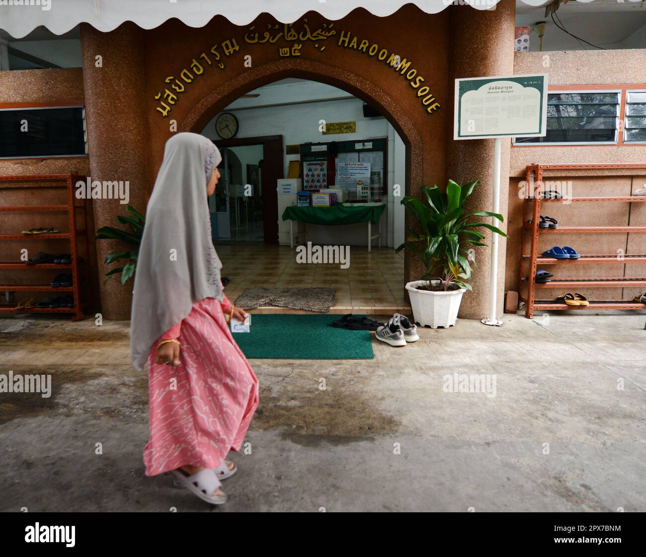 Une fille musulmane thaïlandaise debout devant la mosquée Haroon à Bang Rak, Bangkok, Thaïlande. Banque D'Images