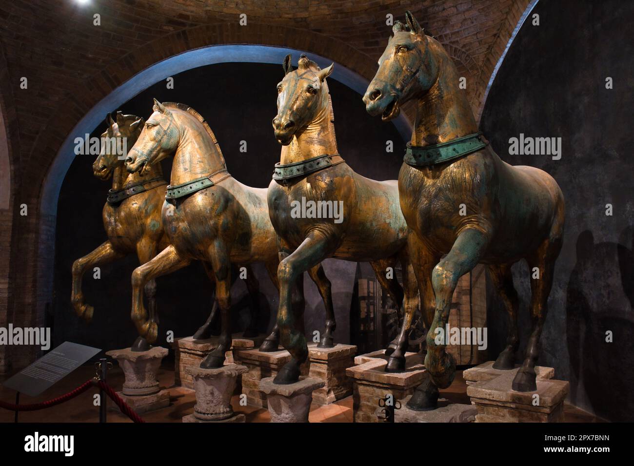 Statues originales de chevaux en bronze doré à l'intérieur de la basilique saint-Marc à Venise Banque D'Images