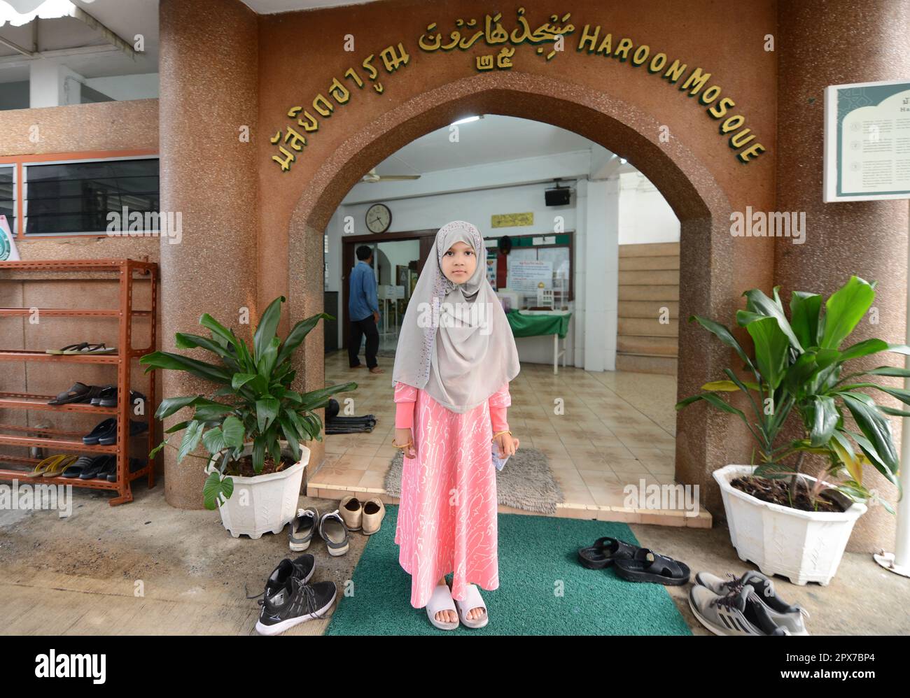 Une fille musulmane thaïlandaise debout devant la mosquée Haroon à Bang Rak, Bangkok, Thaïlande. Banque D'Images