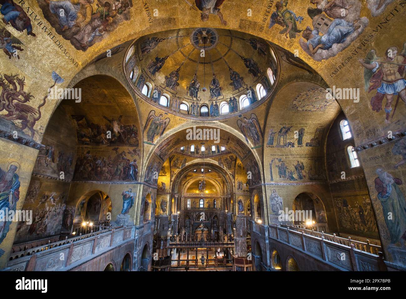 Vue intérieure sur les intérieurs pittoresques de la basilique saint-Marc à Venise Banque D'Images