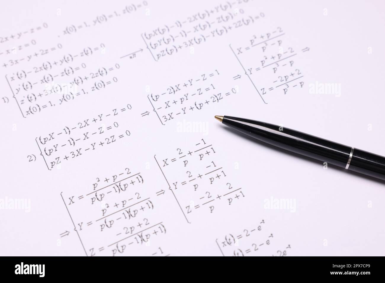 Feuille de papier avec formules mathématiques et stylo Banque D'Images