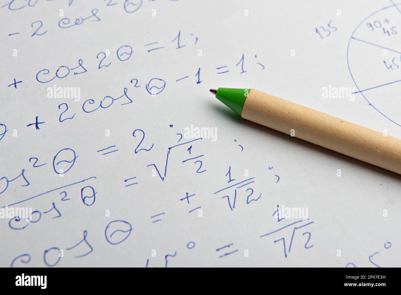 Papier avec calculs mathématiques écrits et stylo, gros plan Banque D'Images
